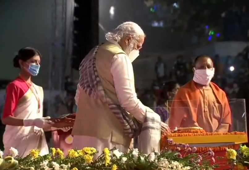 दीप जलाकर पीएम मोदी ने किया देव दीपावली का शुभारंभ